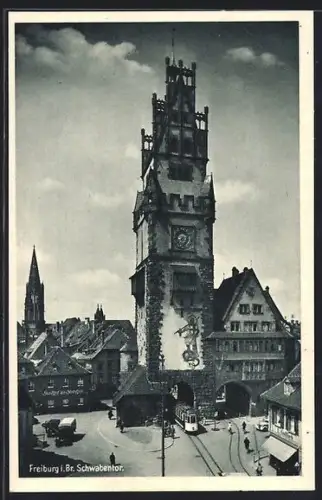 AK Freiburg i. Br., Schwabentor, Strassenbahn bei der Durchfahrt