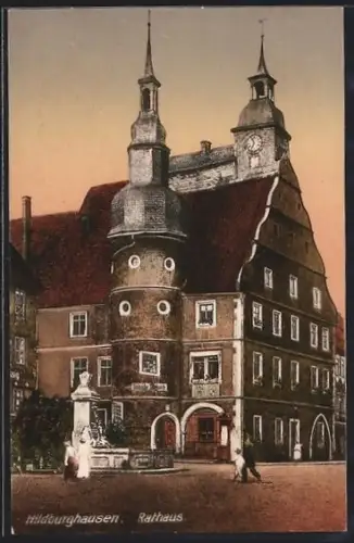 AK Hildburghausen, Rathaus mit Brunnen in Abendstimmung