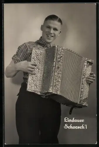 AK Musiker Schorsch` l Lindauer mit seinem Akkordeon
