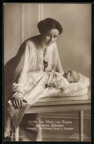 AK Portrait Gräfin Ina Maria von Ruppin mit Ihrem Söhnchen, Gemahlin des Prinzen Oskar von Preussen