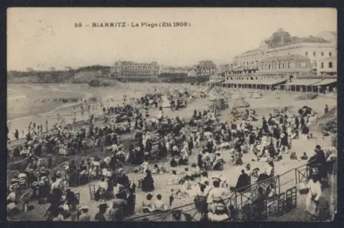 AK Biarritz, La Plage, Été 1906, foule sur la plage et vue des bâtiments en bord de mer
