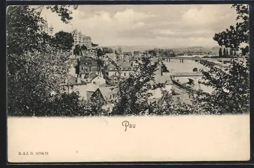 AK Pau, Vue panoramique sur la ville et le pont surplombant la rivière