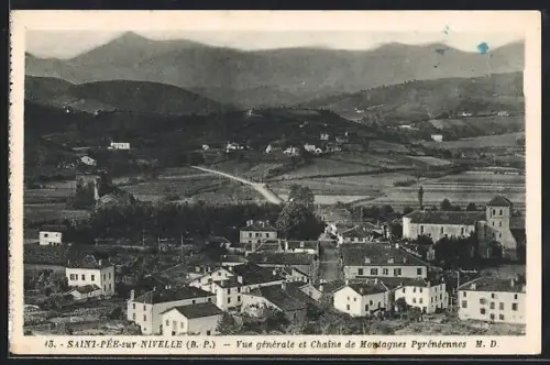 AK Saint-Pée-sur-Nivelle /B.-P., Vue générale et Chaîne de Montagnes Pyrénéennes