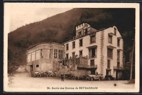 AK Betharram, Sortie des Grottes de Bétharram avec bâtiments et voitures anciennes