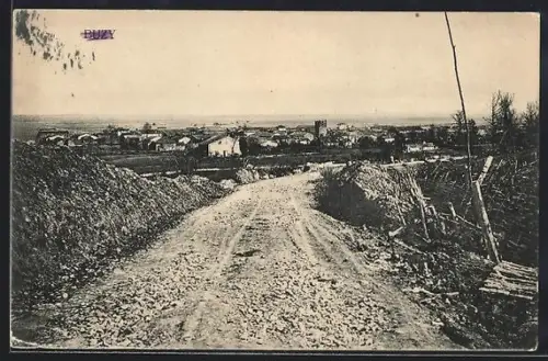 AK Buzy, Chemin de terre menant au village avec vue sur l`église et les maisons environnantes