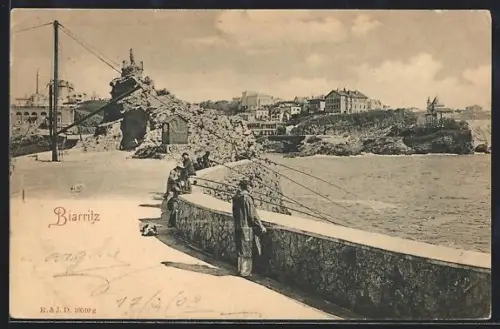 AK Biarritz, Promenade surplombant la mer avec vue sur le Rocher de la Vierge et les bâtiments environnants