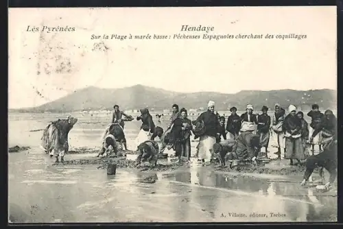 AK Hendaye /Les Pyrénées, Sur la plage à marée basse, Pêcheuses espagnoles cherchant des coquillages