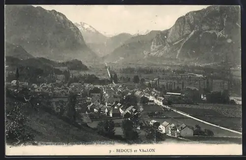 AK Bedous, Vue du village et du vallon entouré de montagnes majestueuses