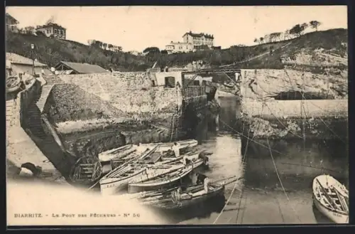 AK Biarritz, Le Port des Pêcheurs avec bateaux amarrés et vue sur les collines