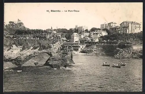 AK Biarritz, Le Port-Vieux avec bateaux et falaises animées