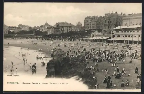 AK Biarritz, Grande Plage et Hôtel Victoria, vue animée de la plage et des bâtiments historiques