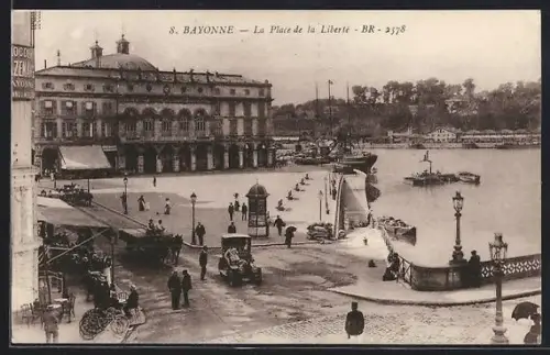 AK Bayonne, La Place de la Liberté avec voitures et piétons animés