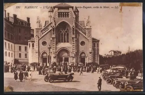 AK Biarritz, L`Église Sainte-Eugénie, sortie de Messe