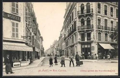 AK Pau, Rue Carnot animée avec passants et bâtiments historiques