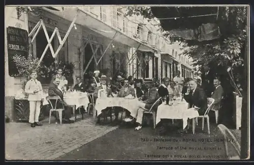 AK Pau, Terrasse du Royal Hotel Henri IV avec invités élégants