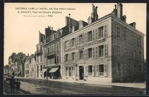 AK Pau, Victoria Familly Hotel, rue Henri Faisans, facade et rue animée