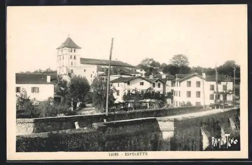 AK Espelette, Vue du village avec église et maisons traditionnelles
