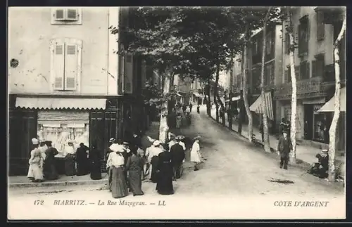 AK Biarritz, La Rue Mazagran animée avec passants et boutiques sur la Côte d`Argent