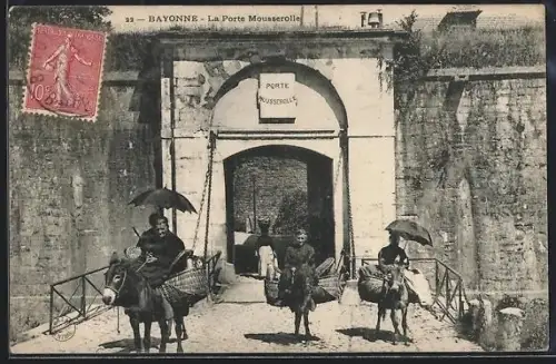 AK Bayonne, La Porte Mousserolle avec des ânes et leurs cavaliers passant sous l`arche