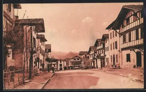 AK Ainhoa /Le Pays Basque, Rue pittoresque avec maisons traditionnelles basques