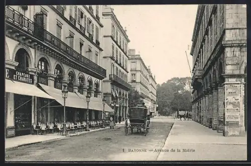 AK Bayonne, Avenue de la Mairie avec calèche et bâtiments historiques