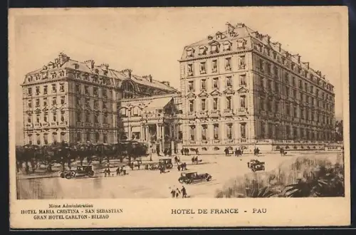 AK Pau, Hôtel de France avec voitures et passants sur la place