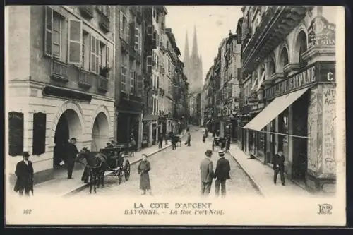 AK Bayonne, La Rue Port-Neuf animée avec passants et calèche