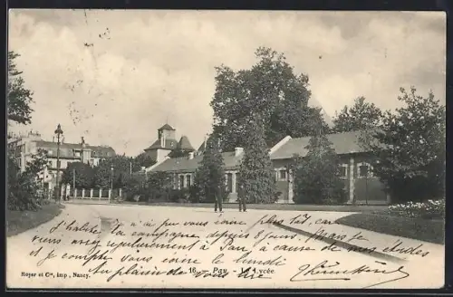 AK Pau, Vue d`un parc avec bâtiments historiques et arbres majestueux