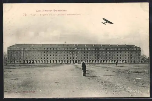 AK Pau /Les Basses-Pyrénées, Facade de la Caserne Bernadotte avec avion en vol