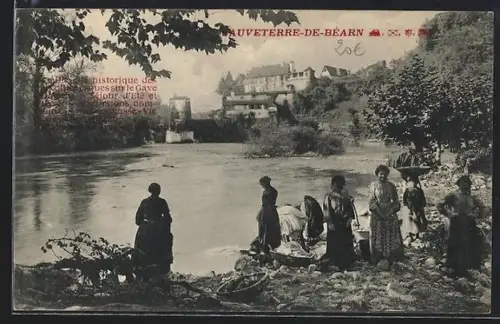 AK Sauveterre-de-Béarn, Lavandières au bord du Gave avec vue sur le village et le pont historique
