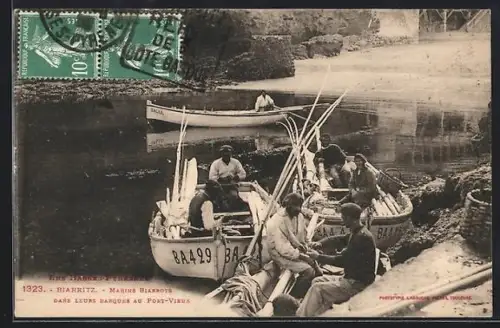 AK Biarritz, Marins basques dans leurs barques au Port-Vieux