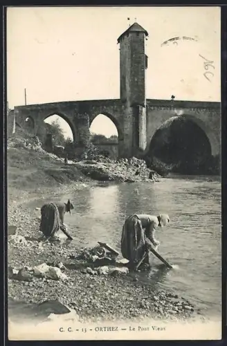 AK Orthez, Le Pont Vieux et scènes de lavage au bord de la rivière