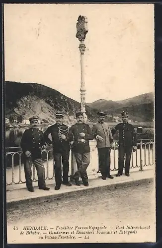 AK Hendaye, Frontière Franco-Espagnole, Gendarmes et Douaniers Francais et Espagnols au Poteau Frontière