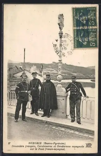 AK Behobie /Basses-Pyrénées, Douaniers francais et gendarmes espagnols sur le Pont franco-espagnol