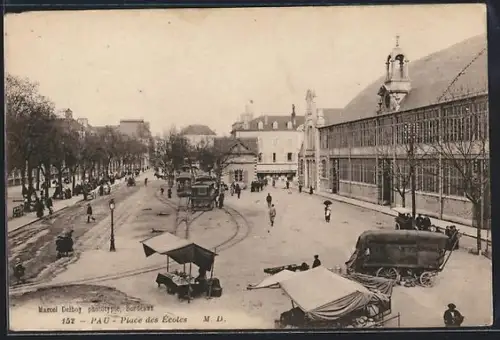 AK Pau, Place des Écoles avec tramway et marché animé