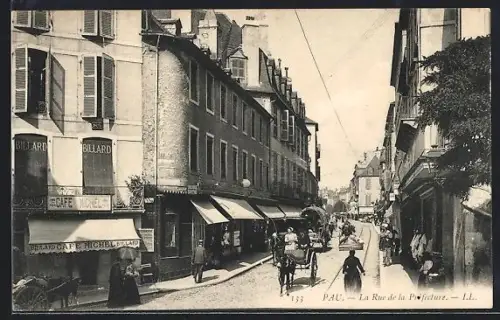 AK Pau, La Rue de la Préfecture animée avec passants et charrettes
