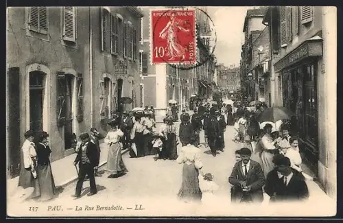 AK Pau, La Rue Bernadotte animée avec passants et boutiques