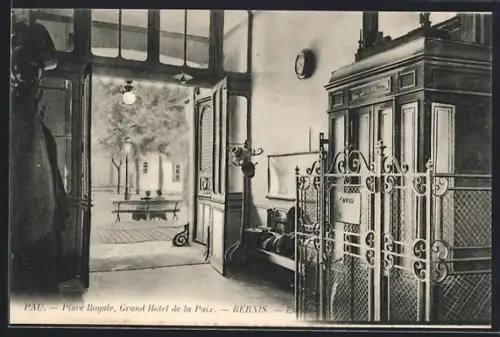 AK Pau, Place Royale, Grand Hôtel de la Paix, intérieur élégant avec vue sur la place