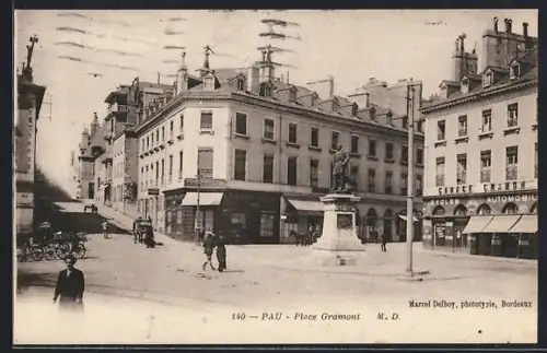 AK Pau, Place Gramont avec statue et bâtiments environnants