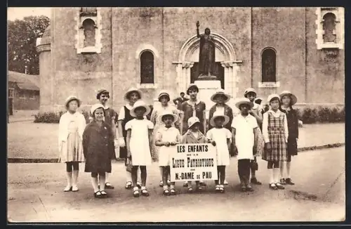 AK Pau, Les enfants du Lycée Patronage N.-Dame de Pau devant la statue