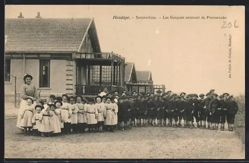 AK Hendaye, Sanatorium, Les Garcons rentrant de Promenade