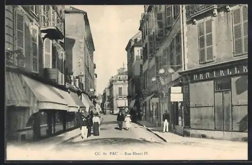 AK Pau, Rue Henri IV avec boutiques et passants