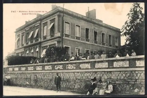 AK Pau, Hôpital auxiliaire de la Croix-Rouge avec des personnes devant et sur le mur de l`hôpital