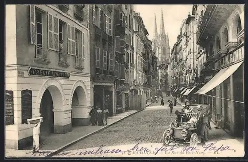 AK Bayonne, La Rue du Port-Neuf avec voiture ancienne et vue sur la cathédrale