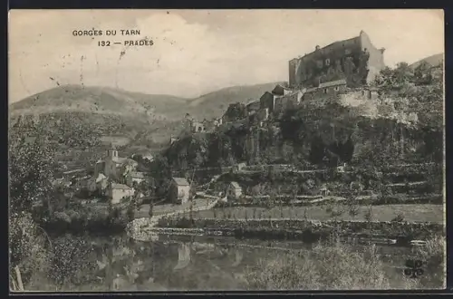 AK Prades, Vue pittoresque des Gorges du Tarn et du village avec château en hauteur