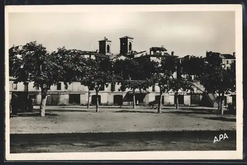 AK Graulhet /Tarn, Place du Jourdain avec vue sur les bâtiments et arbres en avant-plan
