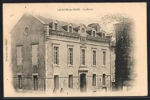 AK Lacaune-les-Bains, La Mairie mit Passanten