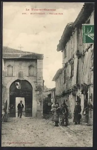 AK Montpezat, Vieille Rue animée avec habitants et architecture ancienne