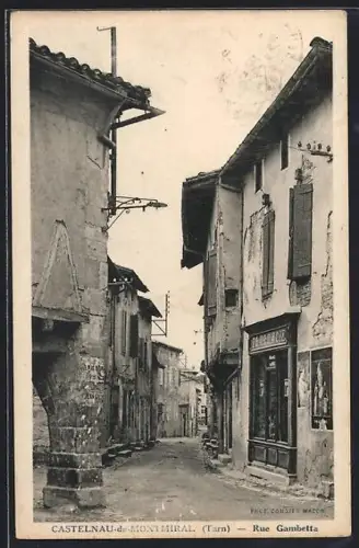 AK Castelnau-de-Montmiral /Tarn, Rue Gambetta avec pharmacie et architecture traditionnelle