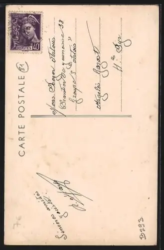 AK Castelnau-de-Montmiral /Tarn, Rue Gambetta avec pharmacie et architecture traditionnelle